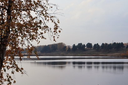 Golden autumn on the lake Dich...