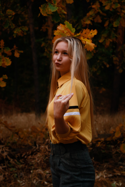 Girl in the autumn leafs